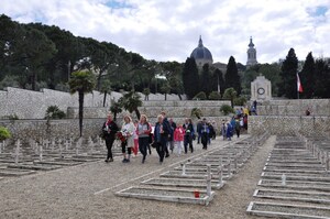 Uczestnicy na polskim Cmentarzu Wojennym w Loreto, na którym pochowano poległych żołnierzy 2 Korpusu Polskiego walczącego we Włoszech