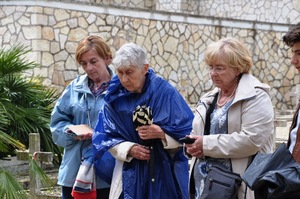 Uczestnicy Wyjazdu Pamięci nad grobami polskich Bohaterów na cmentarzu w Loreto