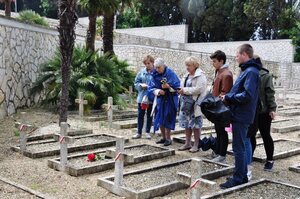 Uczestnicy Wyjazdu Pamięci nad grobami polskich Bohaterów na cmentarzu w Loreto