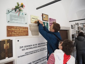Przy tablicy poświęconej pamięci zamordowanego w Hartheim Romana Durka – jego wnuczka oraz uczeń, laureat konkursu „Sztafeta pamięci”. Fot. Marta Szczesiak-Ślusarek