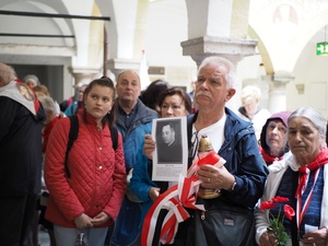 Uczestnicy Wyjazdu Pamięci ze zdjęciem ks. Leona Taczaka, ofiary Zamku Śmierci Hartheim. Fot. Marta Szczesiak-Ślusarek