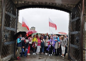 Uczestnicy Wyjazdu Pamięci przed bramą niemieckiego obozu koncentracyjnego KZ Mauthausen w Górnej Austrii. Fot. Tomasz Cieślak