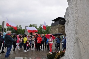 Uczestnicy Wyjazdu Pamięci przed jednym z pomników na terenie KL Mauthausen. Fot. Tomasz Cieślak