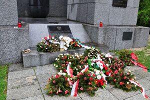 Uczestnicy Wyjazdu Pamięci przed pomnikiem poświęconym polskim ofiarom zamordowanym w KL Mauthausen. Fot. Tomasz Cieślak