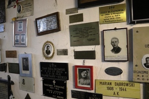 Tabliczki epitafijne umieszczone we wnętrzach b. niemieckiego obozu koncentracyjnego KL Mauthausen. Fot. Tomasz Cieślak