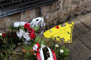Kwiaty i chusta poświęcona pamięci polskim i poznańskim harcerzom zamordowanym w KL Mauthausen. Fot. Tomasz Cieślak