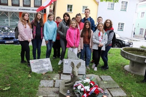 Uczestnicy Wyjazdu Pamięci przed rzeźbą Sarenki, wykonaną przez więźnia KL Mauthausen Stanisława Krzekotowskiego, rynek w Mauthausen. Fot. Tomasz Cieślak