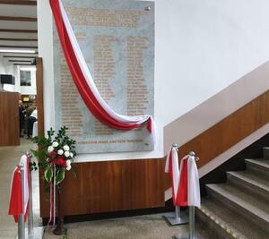 Odsłonięcie tablicy upamiętniającej ofiary zbrodni niemieckich i sowieckich w Zespole Szkół im. Michała Kosmowskiego