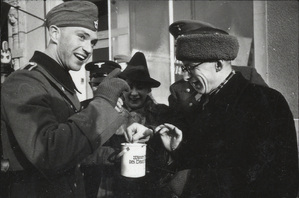 Poznań, 18 lutego 1940 r. Zbiórka pieniędzy na Pomoc Zimową (Winterhilfswerk – WHW)