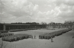 Poznań, 20 kwietnia 1941 r. Apel oddziałów policyjnych na dziedzińcu koszarowym