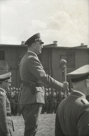 Poznań, 20 kwietnia 1941 r. Arthur Greiser przemawia podczas apelu oddziałów policyjnych na dziedzińcu koszarowym