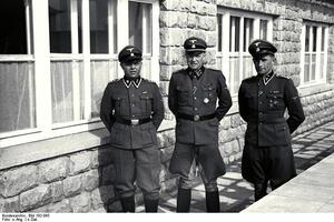 KL Mauthausen. Franz Ziereis (w środku) w towarzystwie dwóch członków SS, 1941 rok. Źródło: Wikimedia Commons/ Bundesarchives