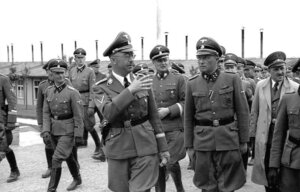 Wizyta Heinricha Himmlera (w środku) w KL Mauthausen. Franz Ziereis, drugi z prawej. Źródło: Wikimedia Commons/ Bundesarchives