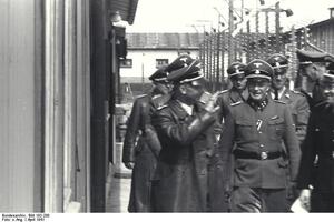 Wizyta Heinricha Himmlera w KL Mauthausen. W środku Franz Ziereis. Źródło: WikimediaCommons/ Bundesarchives