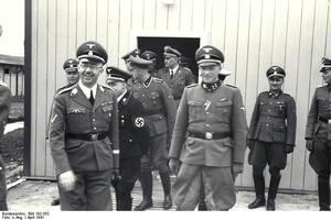 Wizyta Heinricha Himmlera w KL Mauthausen. Franz Ziereis, trzeci z prawej. Źródło: WikimediaCommons/ Bundesarchives