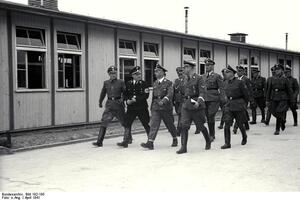 Wizyta Heinricha Himmlera w KL Mauthausen. Franz Ziereis, pierwszy z lewej. Źródło: WikimediaCommons/ Bundesarchives