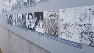 Część wystawy poświęconej zbrodniom w obozie Sachsenhausen. Na pierwszym planie rysunek przedstawiający śmierć więźniarek w komorze gazowej.