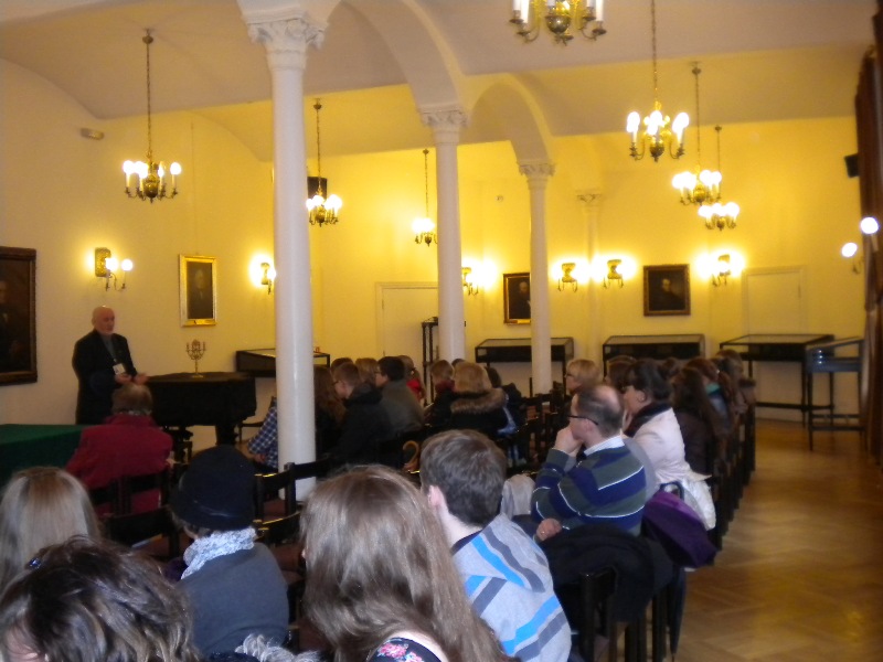 Rozpoczęcie zwiedzania w sali posiedzeń PTPN pod okiem przewodnika PTTK Stefana Żurka