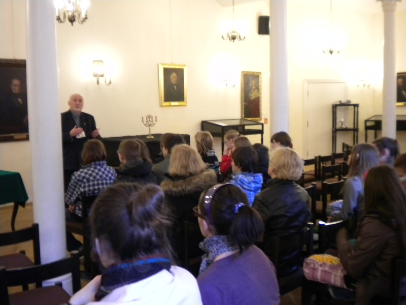 Rozpoczęcie zwiedzania w sali posiedzeń PTPN pod okiem przewodnika PTTK Stefana Żurka