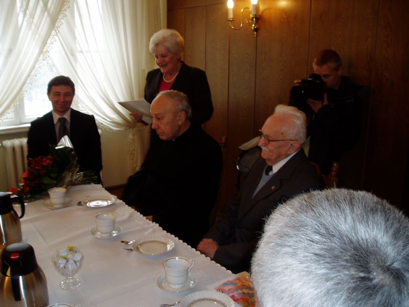 Ewa Rakowska-Staniak, specjalista ds. kombatantów Wielkopolskiego Urzędu Marszałkowskiego, wita przybyłych na uroczystość jubileuszową gości i czyta laudację na cześć Jubilata