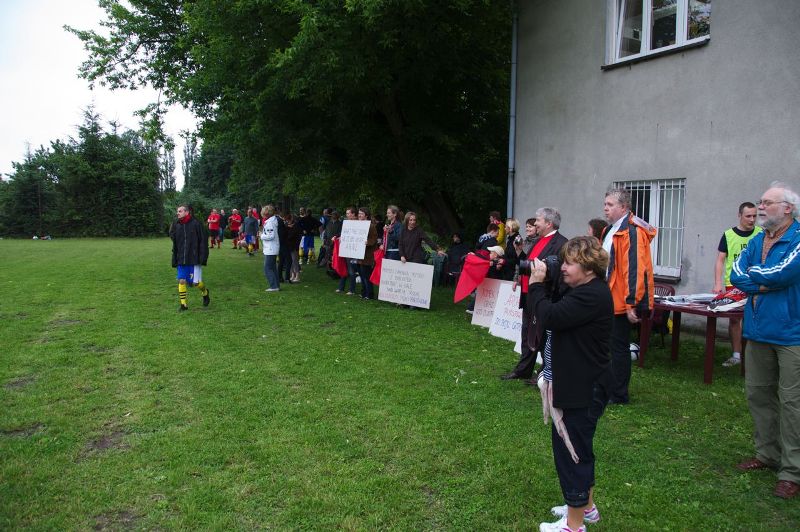 Licznie zgromadzeni kibice dopingujący swoje zespoły