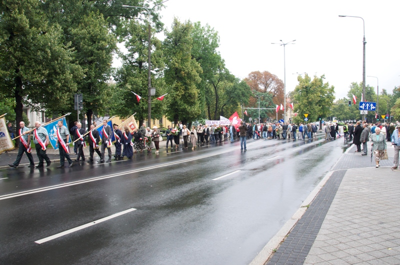 Przemarsz uczestników Święta Dnia Solidarności i Wolności z kościoła oo. Dominikanów pod pomnik Poznańskiego Czerwca 1956 r.