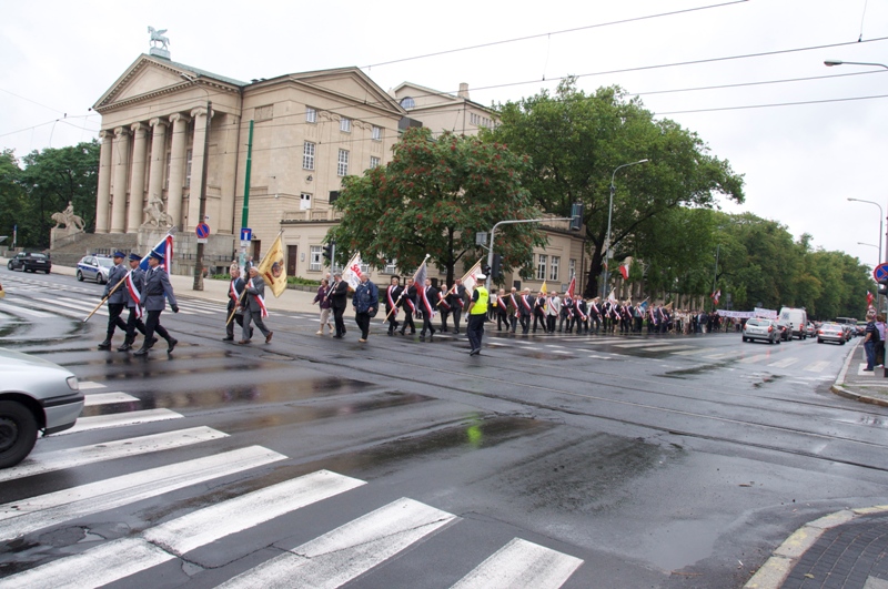 Przemarsz uczestników Święta Dnia Solidarności i Wolności z kościoła oo. Dominikanów pod pomnik Poznańskiego Czerwca 1956 r.