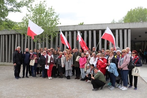 Uczestnicy Wyjazdu Pamięci wraz z Konsulem RP w Monachium Marcinem Królem. Dachau, maj 2019 r. Fot. T. Cieślak