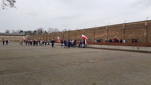 Czterometrowy mur okalający obóz koncentracyjny Ravensbrück, zwieńczony drutami pod napięciem elektrycznym. Patrolowany był przez esesmanów z psami. Fot. M. Szczesiak-Ślusarek