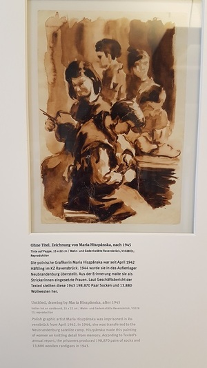 Jeden ze szkiców więźniarki, Marii Hiszpańskiej-Neumann, przedstawiający szyjące kobiety przy pracy, prezentowany na wystawie w Miejscu Przestrogi i Pamięci Ravensbrück. Szkice znajdują się w zasobie IPN. Fot. M. Szczesiak-Ślusarek