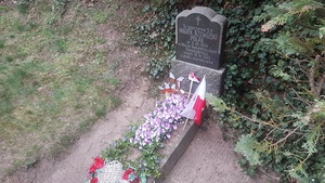 Grób czteromiesięcznego polskiego chłopca, Marka Rzewuskiego, który zmarł tuż przed wyzwoleniem obozu koncentracyjnego Ravensbrück, w kwietniu 1945 r. Znajduje się na uboczu cmentarza w Fürstenbergu. Fot. M. Szczesiak Ślusarek