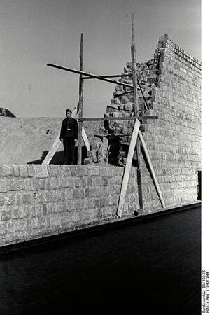 Budowa kamiennego ogrodzenia i wież strażniczych w Gusen (lato 1940 r.). Źródło: Wikimedia Commons/Bundesarchives