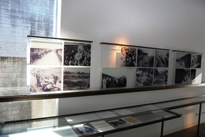 Fragment wystawy stałej w Memorial Gusen. Na wystawie widoczne są zdjęcia z wyzwolenia obozu. Zostały zrobione przez żołnierzy amerykańskich. Fot. Tomasz Cieślak