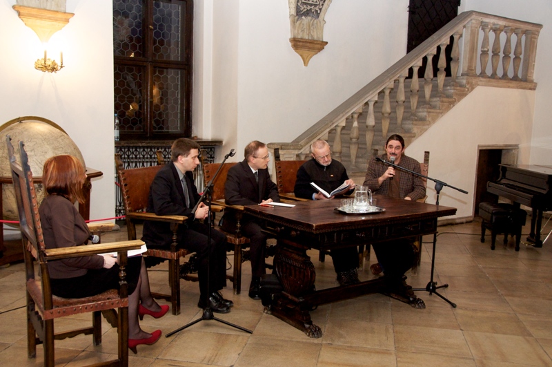 Panel dyskusyjny (od lewej): dr Agnieszka Łuczak, dr Grzegorz Waligóra (IPN Wrocław, red. naczelny II tomu), dr Łukasz Kamiński, Janusz Pałubicki, Przemysław Miśkiewicz (przewodniczący Stowarzyszenia Pokolenie)