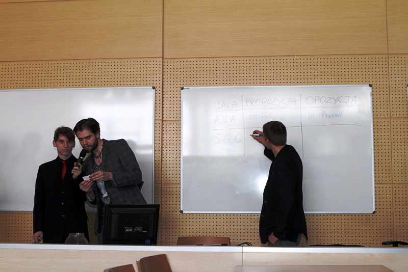 Losowanie par drużyn rywalizujących w pojedynku słownym