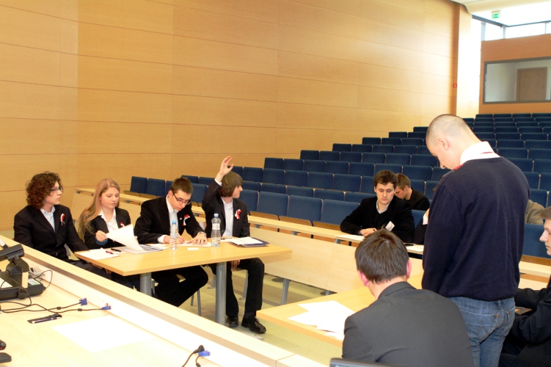 Grupa I: I LO Ostrzeszów (siedzą tyłem) vs III LO Poznań (siedzą przodem)