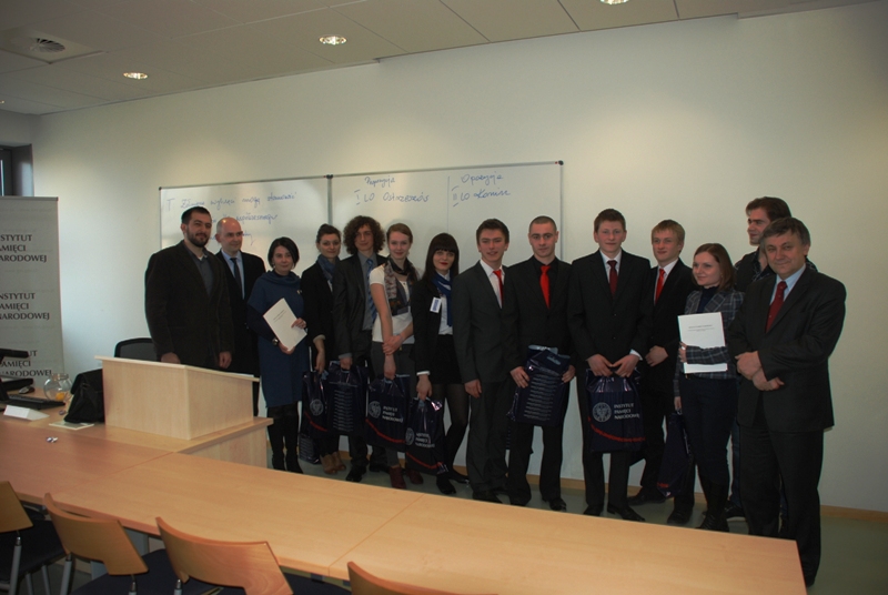 Pamiątkowe zdjęcie finalistów pierwszej edycji projektu „Zrozumieć historię – młodzież debatuje