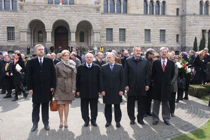 Od lewej stoją: Marek Woźniak - Marszałek Województwa Wielkopolskiego, Agnieszka Kozłowska-Rajewicz - Sekretarz Stanu w Kancelarii Prezesa Rady Ministrów, Pełnomocnik Rządu ds. równego traktowania, Stanisław Kalemba - Minister Rolnictwa i Rozwoju Wsi, Pio