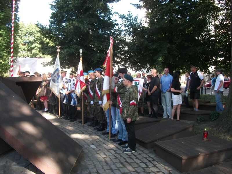 Uroczystości pod pomnikiem Polskiego Państwa Podziemnego i Armii Krajowej w Poznaniu