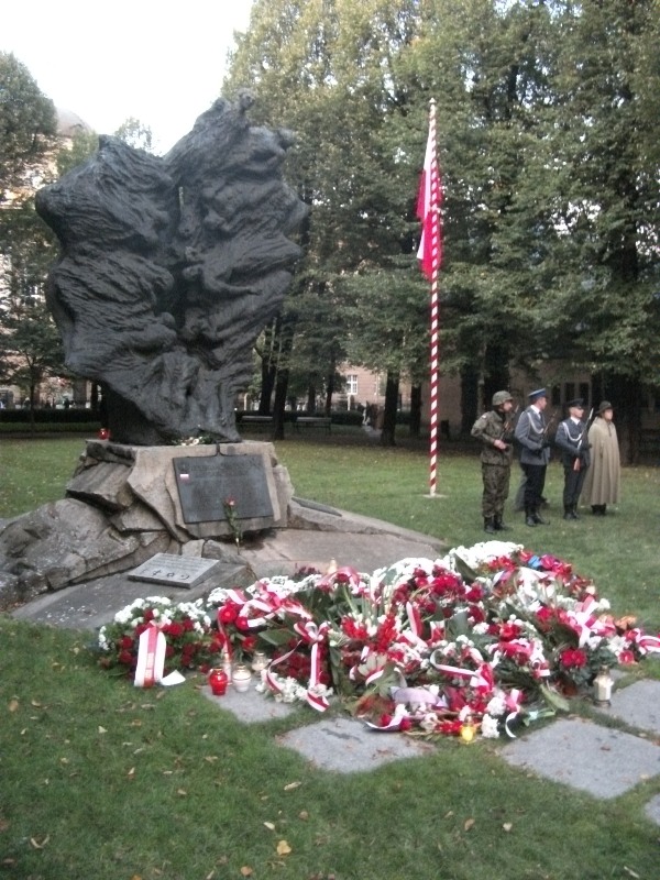 Uroczystość patriotyczna pod pomnikiem Ofiar Katynia i Sybiru