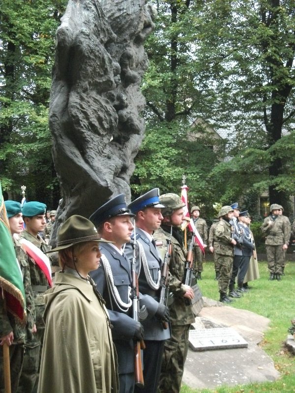 Uroczystość patriotyczna pod pomnikiem Ofiar Katynia i Sybiru