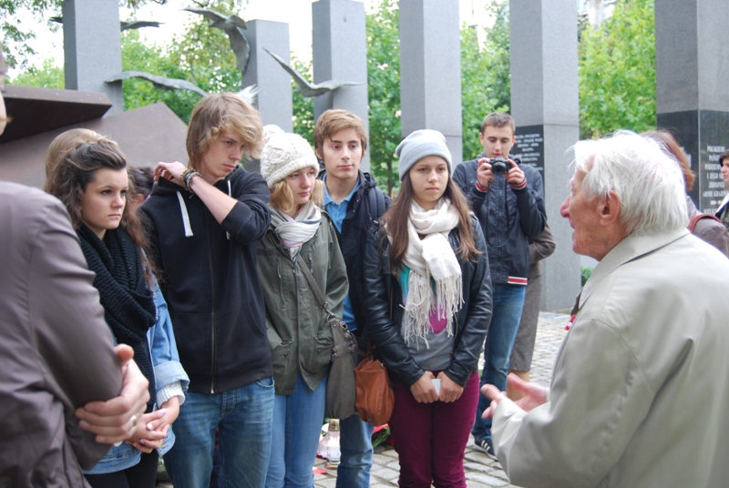 Pod pomnikiem Polskiego Państwa Podziemnego i AK. Spotkanie z Zenonem Wechmannem, prezesem Związku Więźniów Politycznych Okresu Stalinowskiego Oddział Wielkopolska
