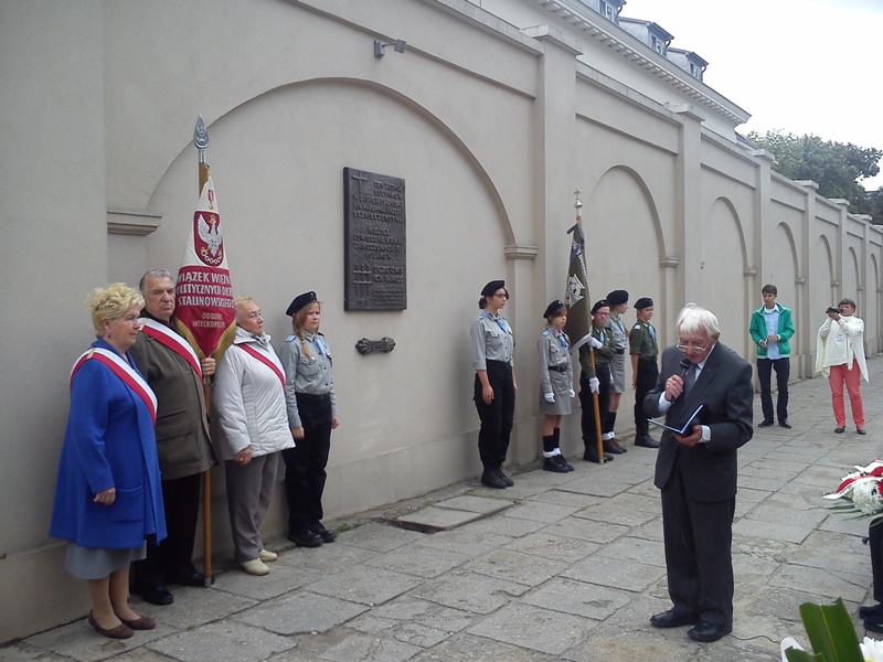 Uroczystość patriotyczna pod Tablicą Pamięci Ofiar Reżimu Komunistycznego przy ul. Jarochowskiego w Poznaniu. Okolicznościowe przemówienie Zenona Wechmanna, prezesa Związku Więźniów Politycznych Okresu Stalinowskiego Oddział Wielkopolska