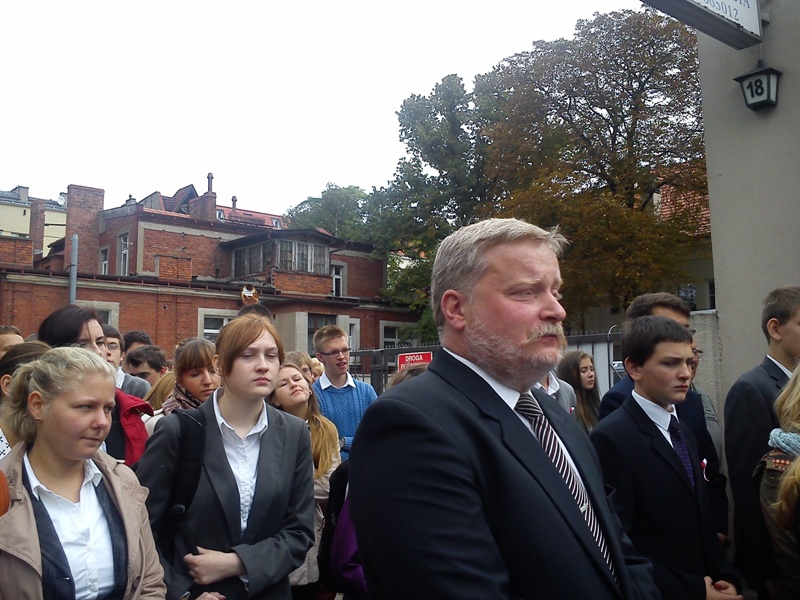 Zgromadzona pod Tablicą Pamięci młodzież szkolna z ZS Gimnazjalno-Licealnych przy ul. Wyspiańskiego 27