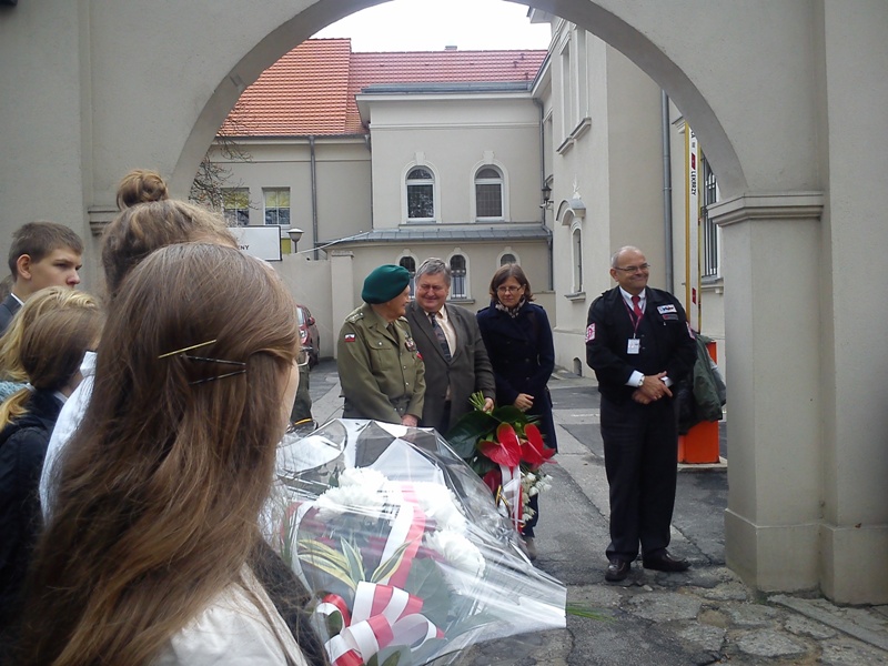 W głębi, od lewej: płk Jan Górski, prezes Światowego Związku Żołnierzy Armii Krajowej Okręg Wielkopolska, Józef Bancewicz, prezes Związku Sybiraków Oddział Wielkopolska i Teresa Masłowska, koordynator ds. kombatantów w Gabinecie Marszałka Województwa Wiel