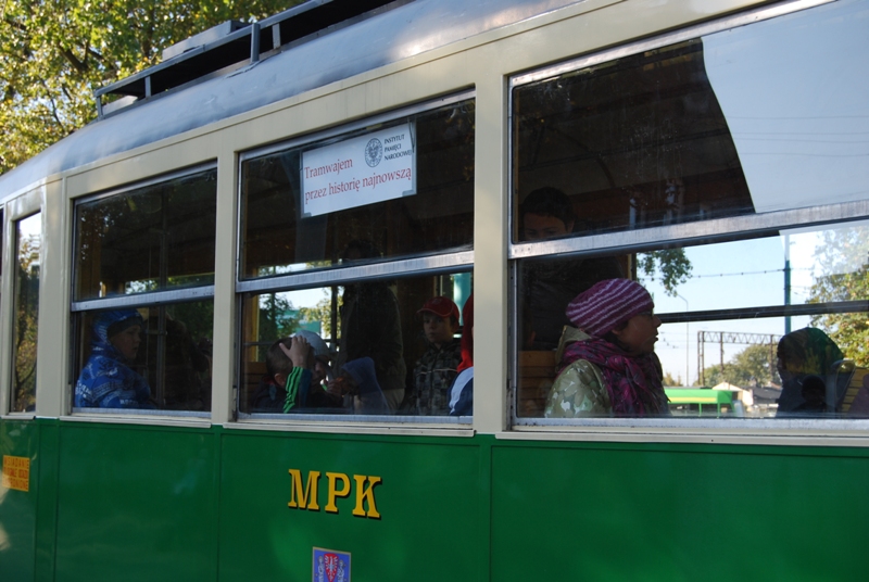 Na wycieczkę tramwajem przez historię najnowszą pojechali uczniowie Zespołu Szkół Odzieżowych w Poznaniu