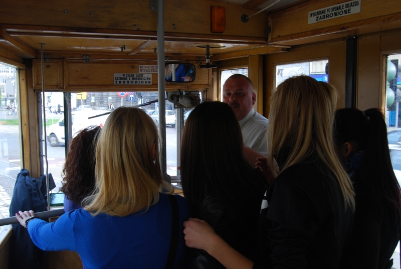 Na wycieczkę tramwajem przez historię najnowszą pojechali uczniowie Zespołu Szkół Odzieżowych w Poznaniu