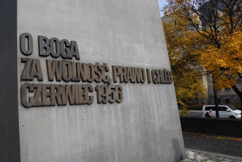  ...pod pomnikiem Poznańskiego Czerwca 1956 złożyli hołd powstańcom