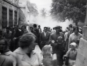 Plac Wielkopolski - grupa ludzi uciekająca przed funkcjonariuszami MO