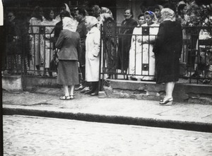 Plac Wielkopolski - za ogrodzeniem grupa kobiet tarasuje wejście do Domu Katolickiego - godziny ranne